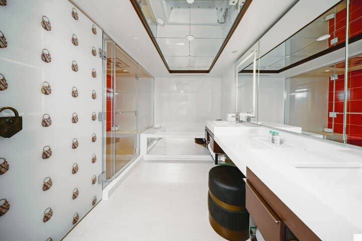 Room 70 of 111